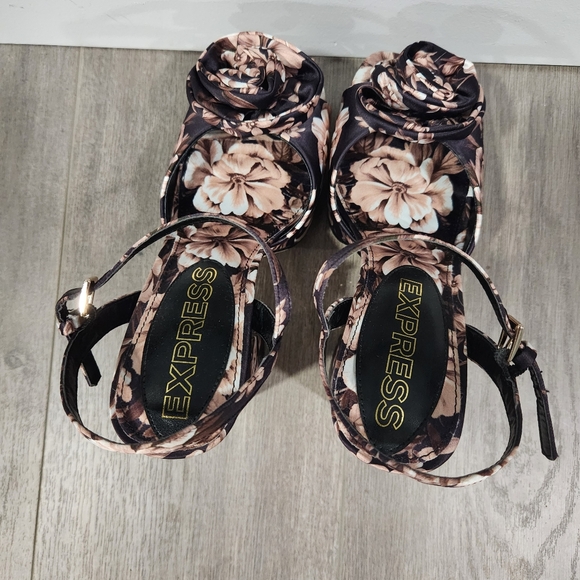 Express Floral Heels size 8 - Picture 5 of 10